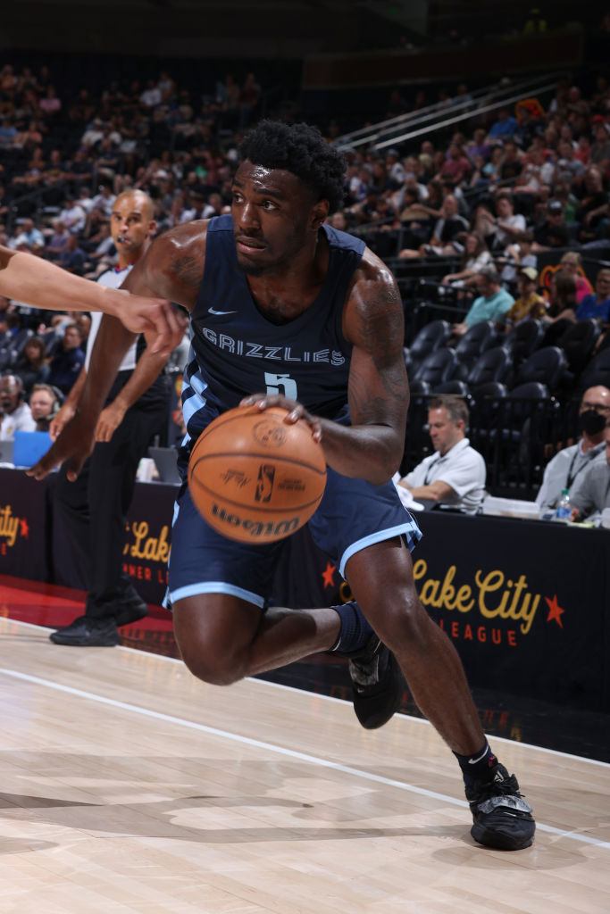 背景下做出 背景下做出